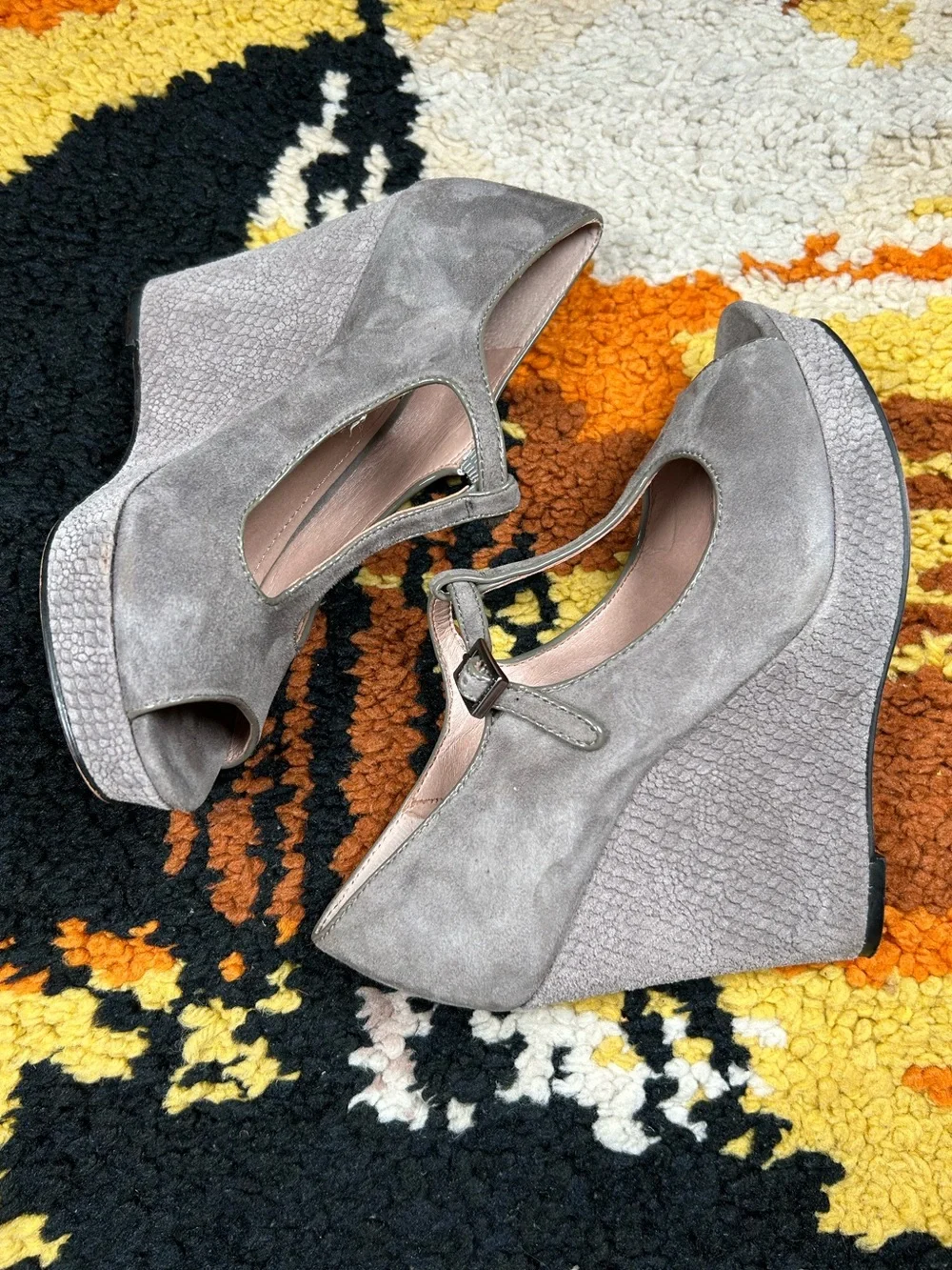 Killer, VINCE CAMUTO, Dicicco t strap wedges!!